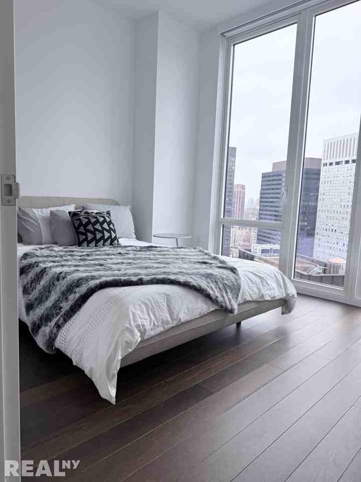 E 44th St #40K - Photo 4 of 5