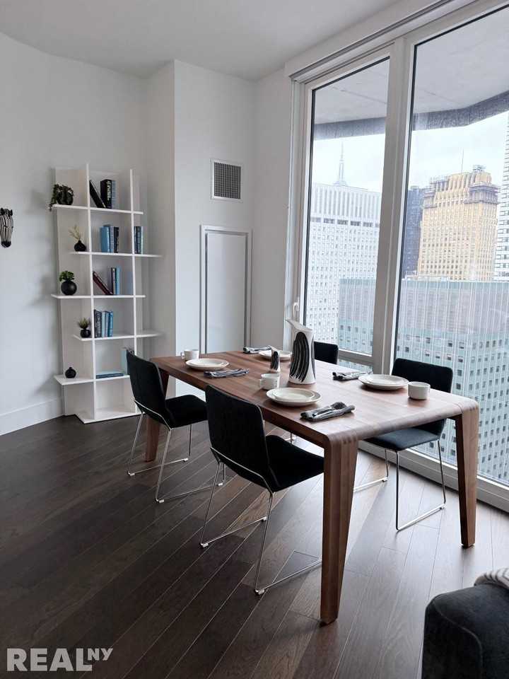 E 44th St #16L - Photo 2 of 5