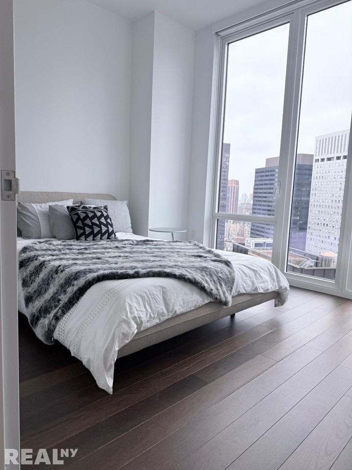 E 44th St #16L - Photo 4 of 5