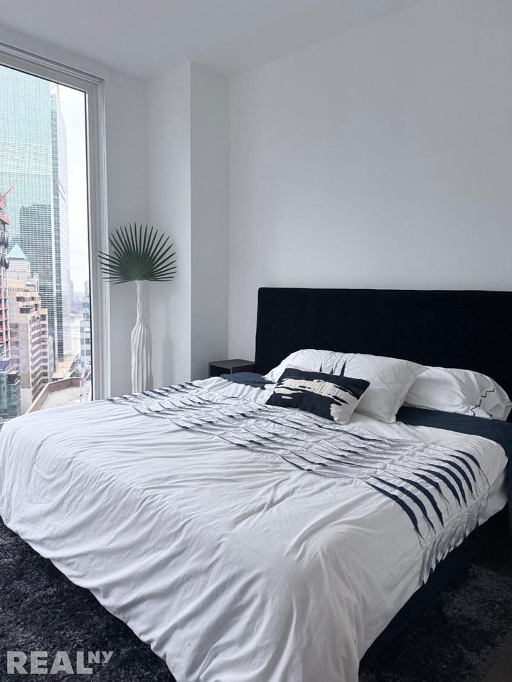 E 44th St #40L - Photo 3 of 4