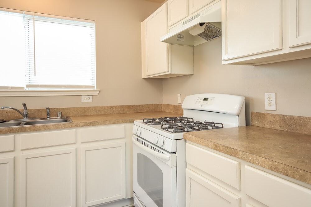 7431 Leightonfield Ct - Photo 6 of 17