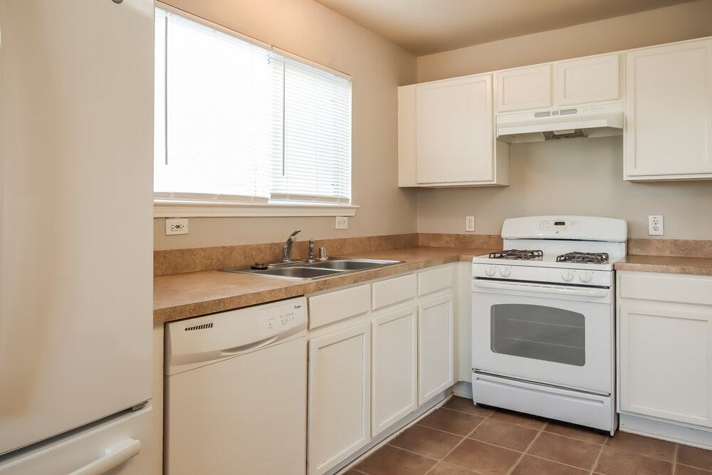 7431 Leightonfield Ct - Photo 7 of 17