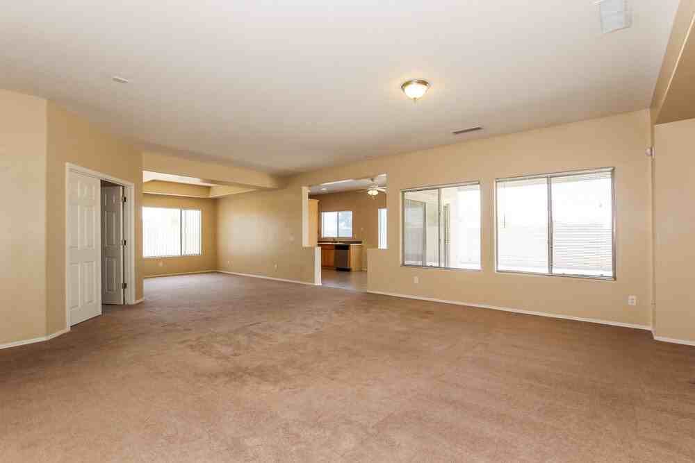 5245 W Bowker St - Photo 2 of 15