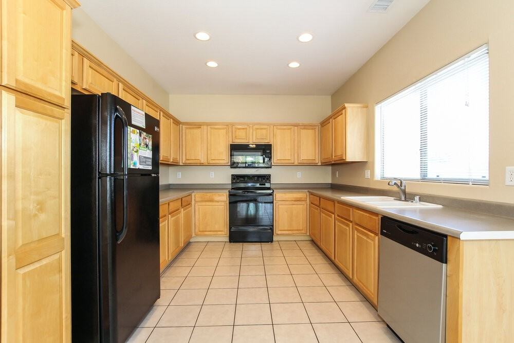 5245 W Bowker St - Photo 4 of 15