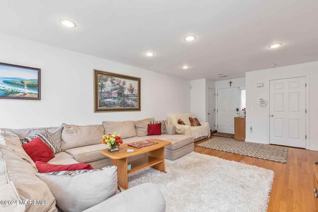 205 Conover Pl - Photo 3 of 19