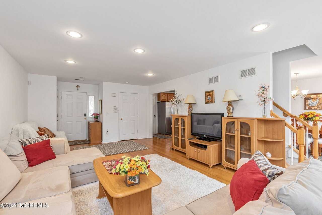 205 Conover Pl - Photo 4 of 19