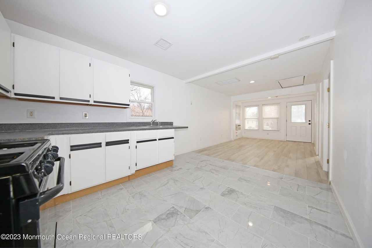 243 Seabreeze Ave - Photo 2 of 36