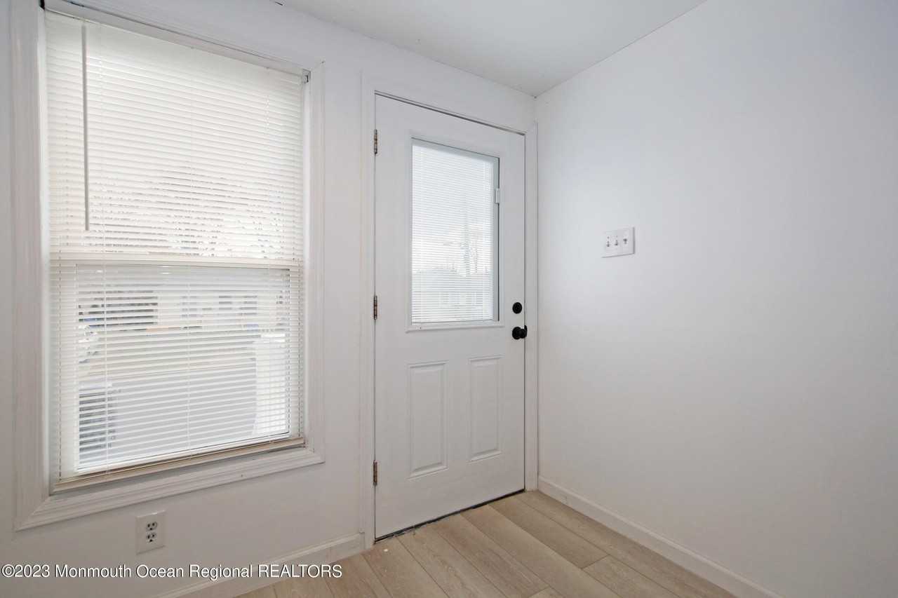 243 Seabreeze Ave - Photo 3 of 36