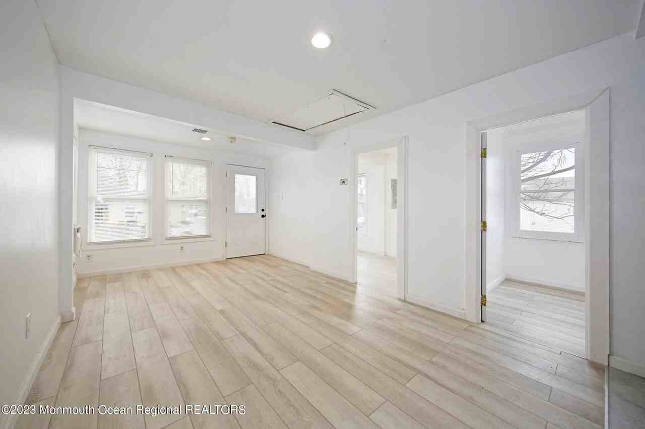 243 Seabreeze Ave - Photo 4 of 36