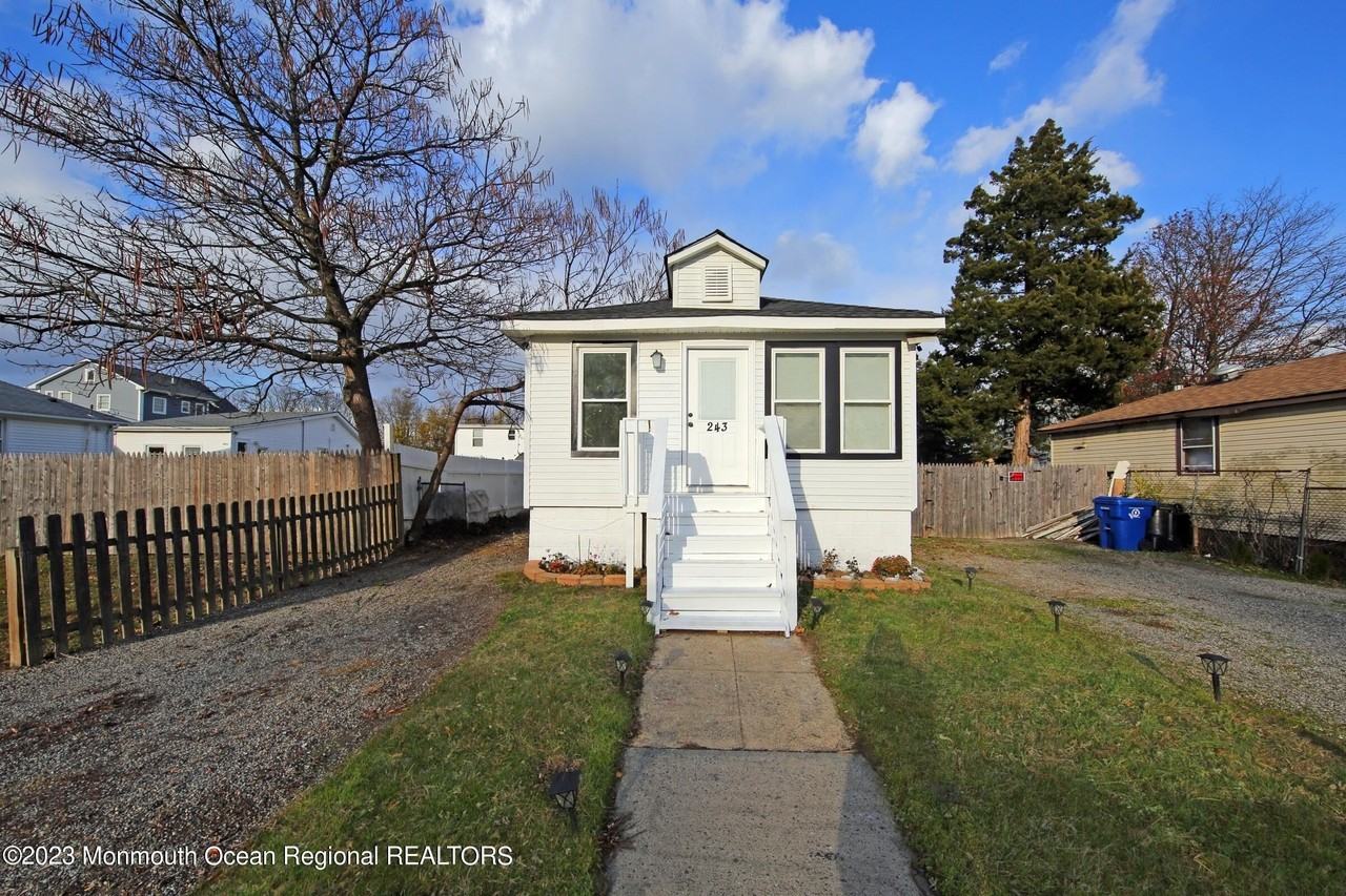 243 Seabreeze Ave - Photo 6 of 36