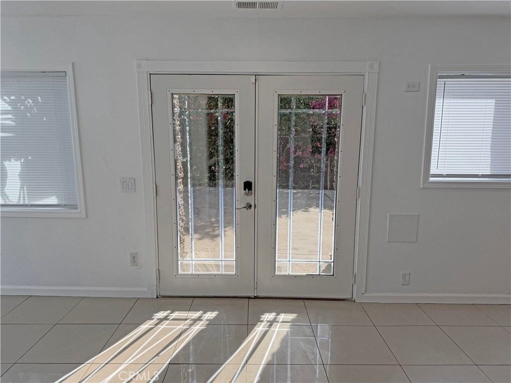 621 E Pine St - Photo 3 of 36