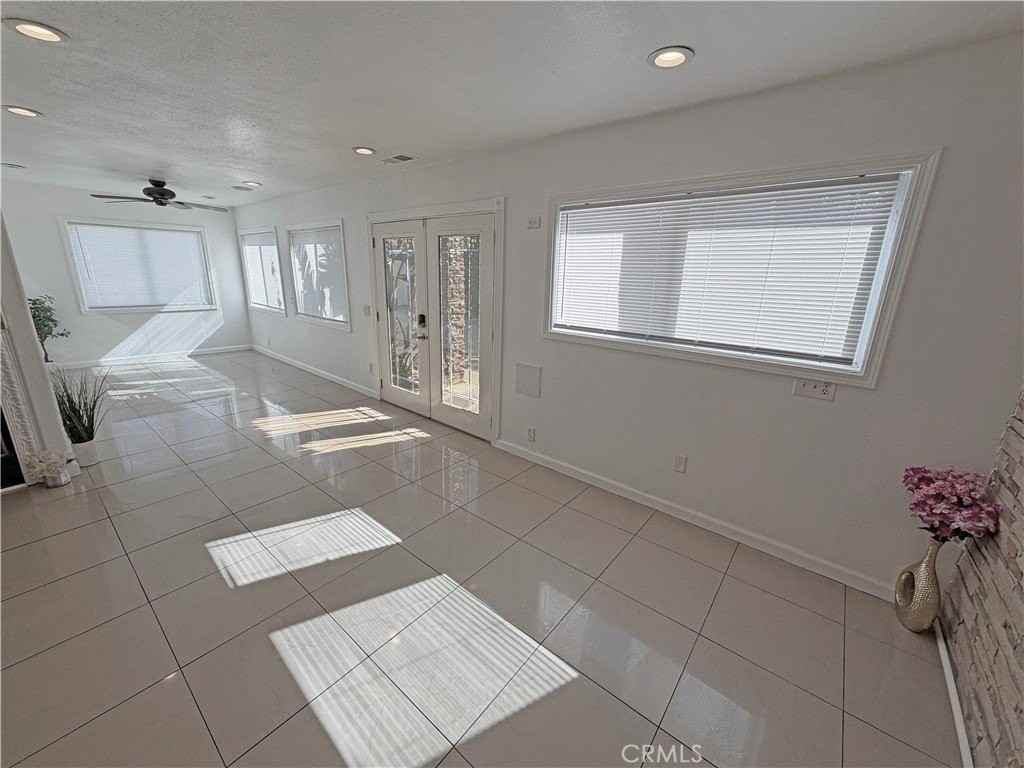 621 E Pine St - Photo 4 of 36