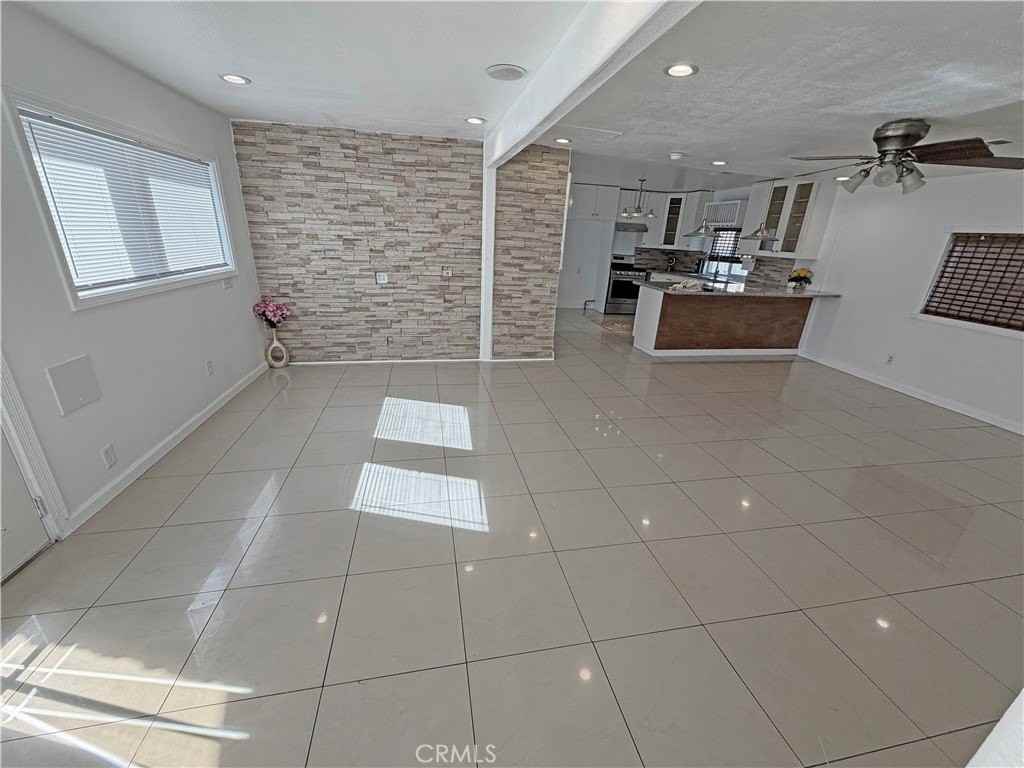 621 E Pine St - Photo 5 of 36