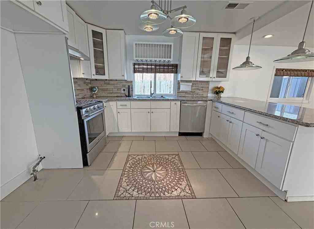 621 E Pine St - Photo 7 of 36