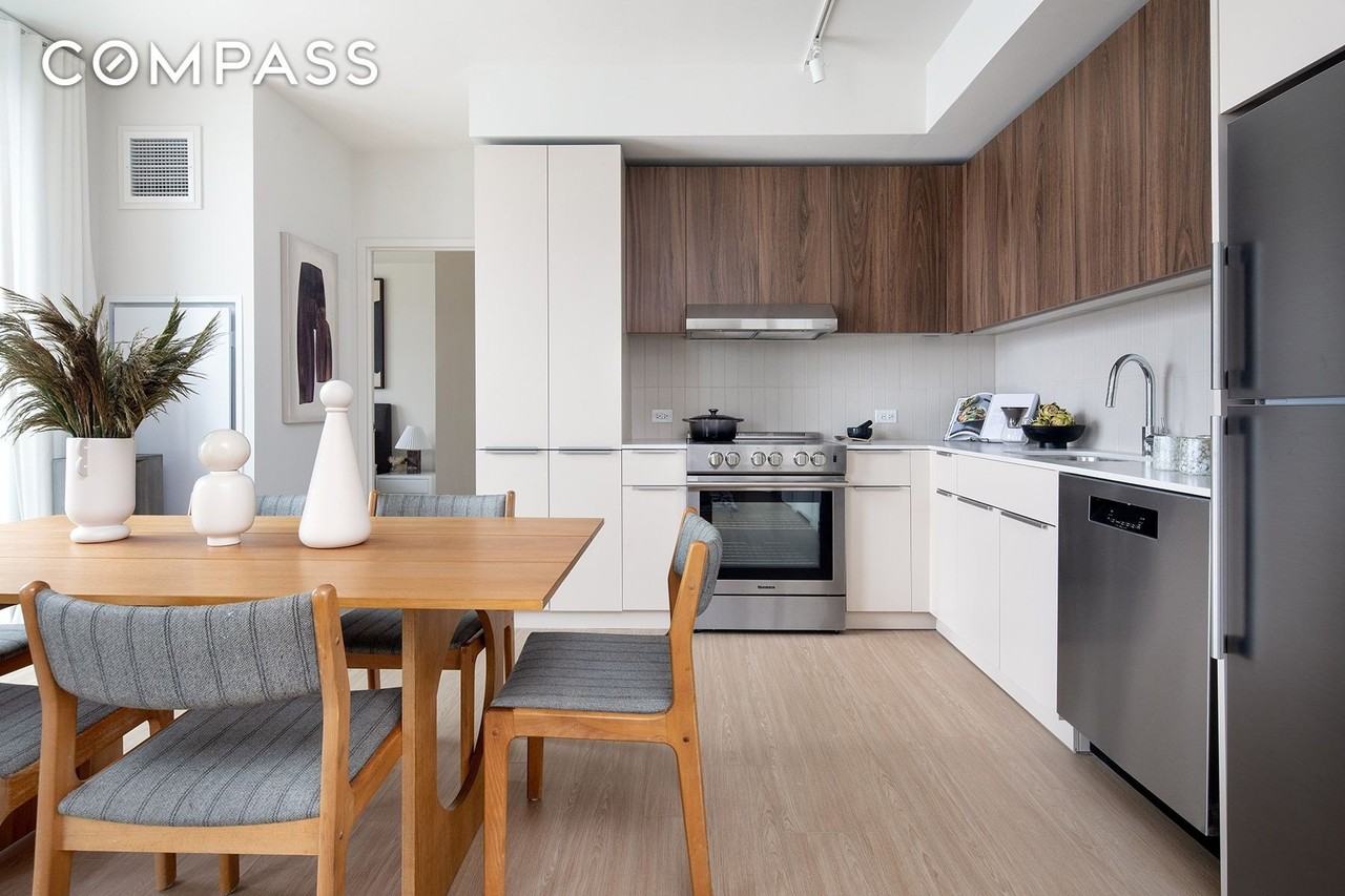 3077 Vernon Blvd - Photo 3 of 9