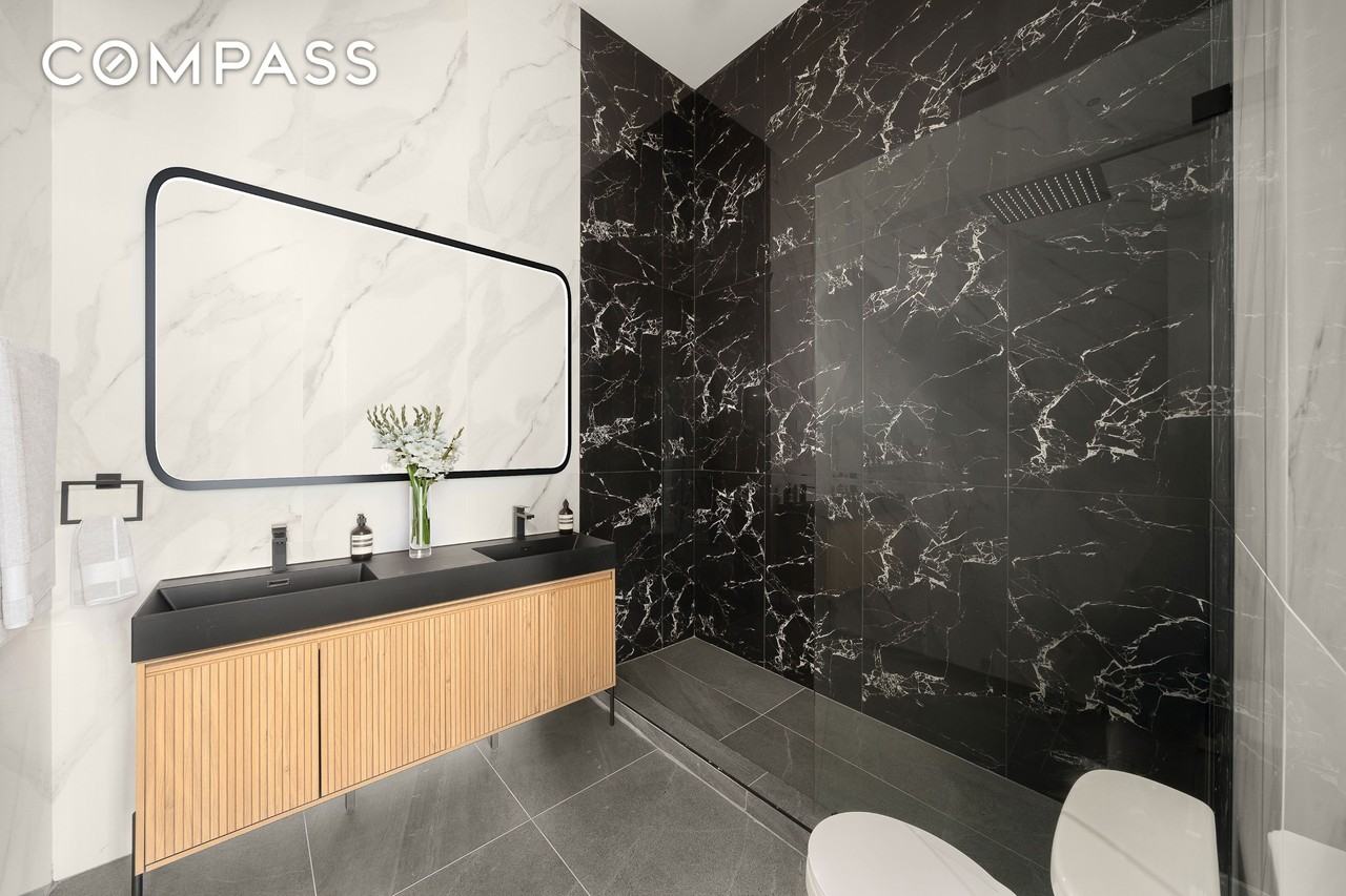 216 Grand St - Photo 7 of 9