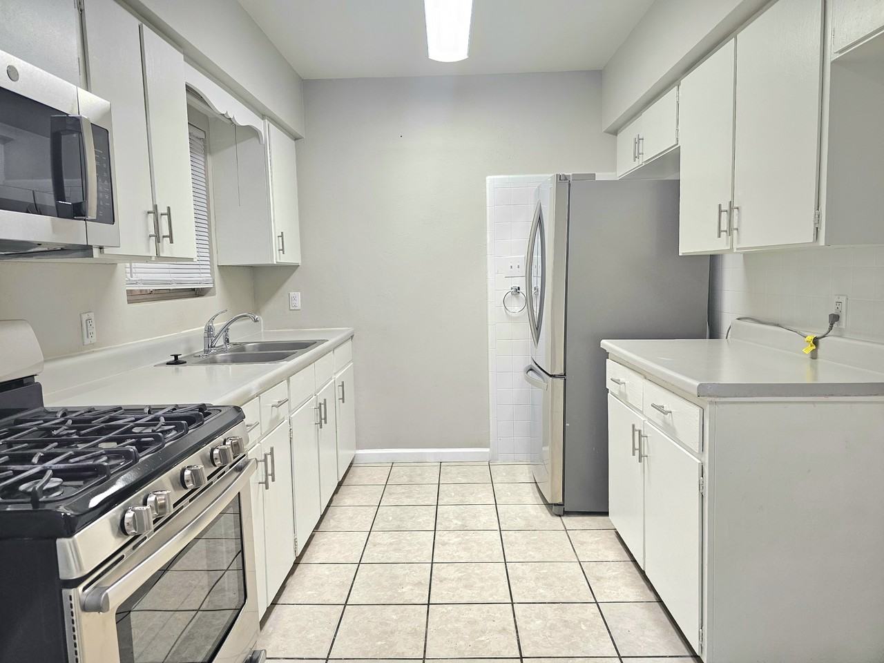 516 N Roosevelt Ave #1-2 - Photo 4 of 16