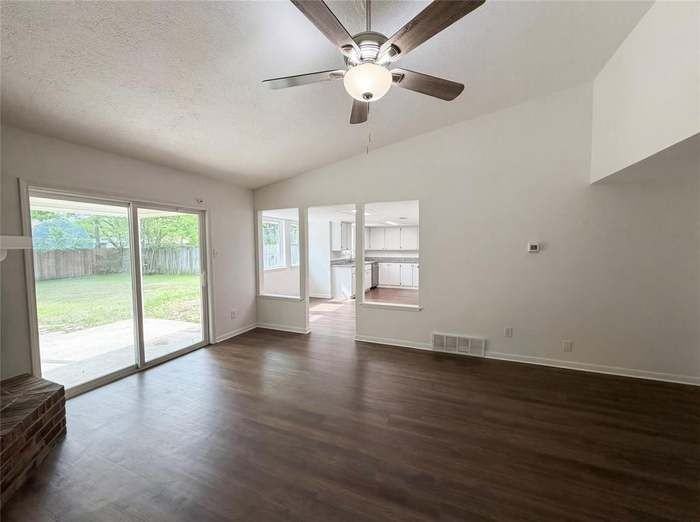 913 Jayellen Ct - Photo 4 of 15