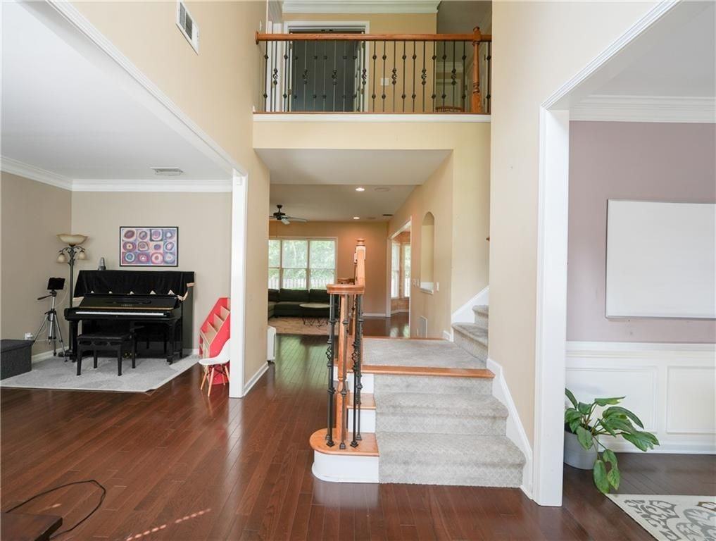 350 Scarborough Way - Photo 3 of 24