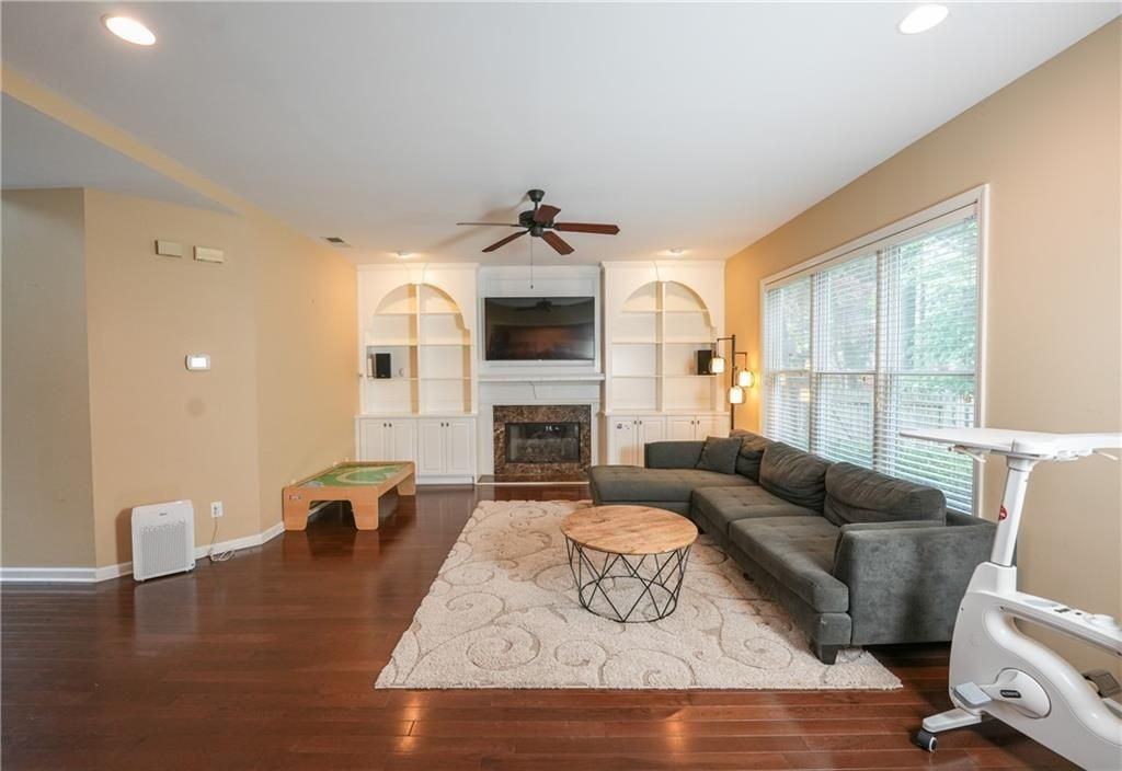 350 Scarborough Way - Photo 4 of 24