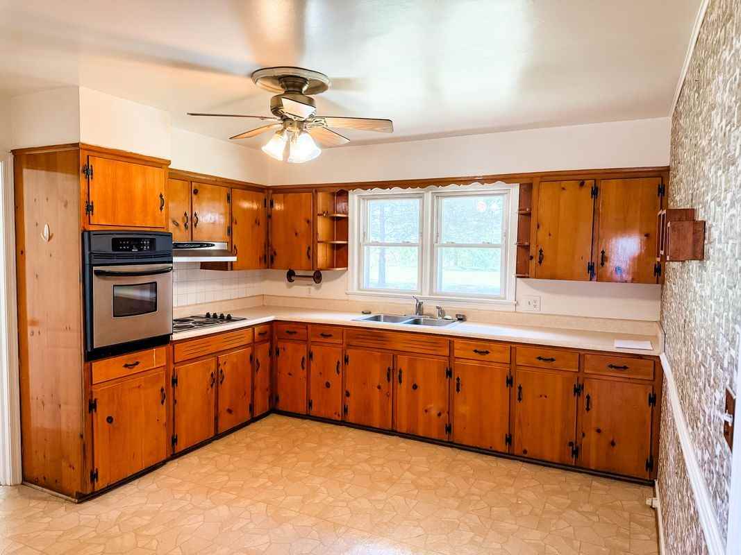 3396 Kings Hwy - Photo 2 of 6