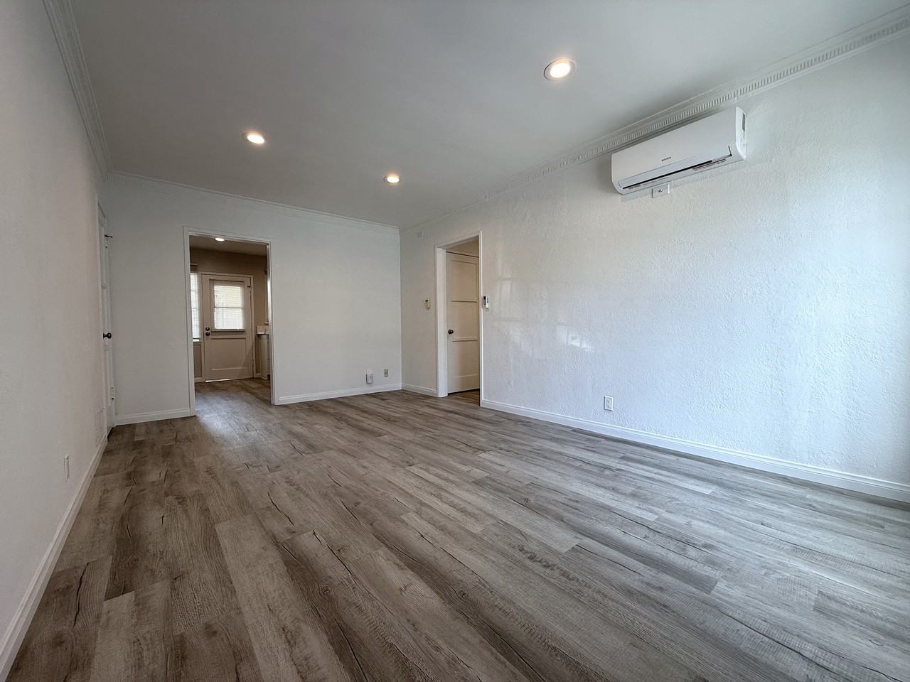 5670 San Vicente Blvd - Photo 2 of 10