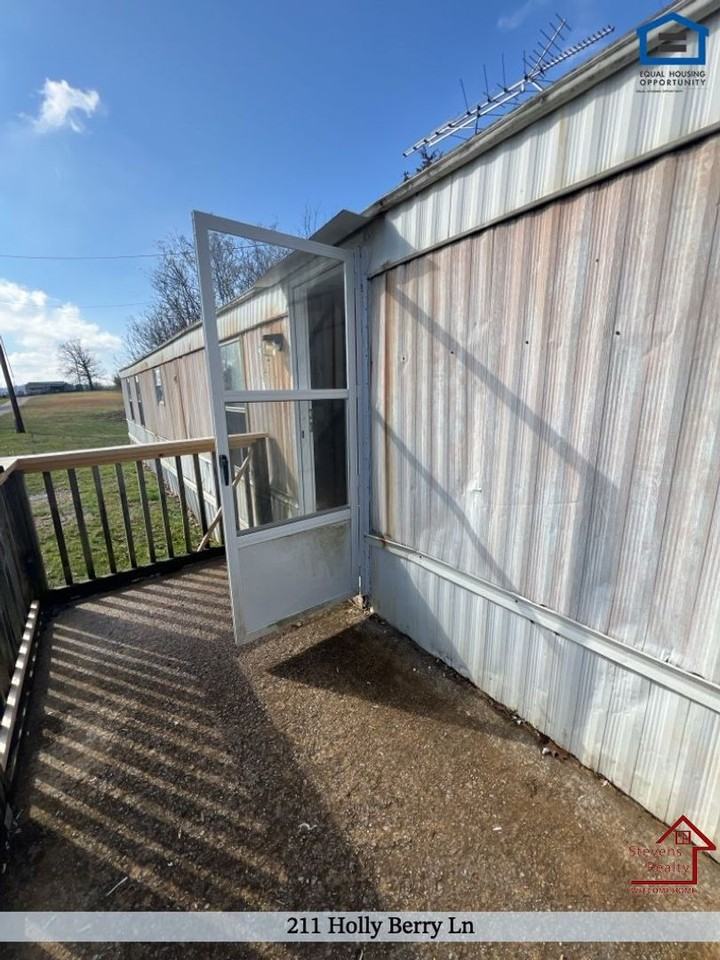 211 Holly Berry Ln - Photo 4 of 26