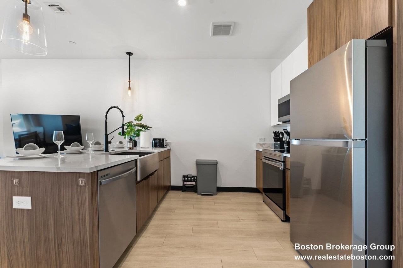 600 Broadway - Photo 3 of 50