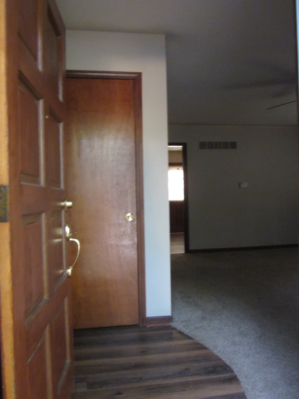 427 S Cardinal Dr - Photo 2 of 12