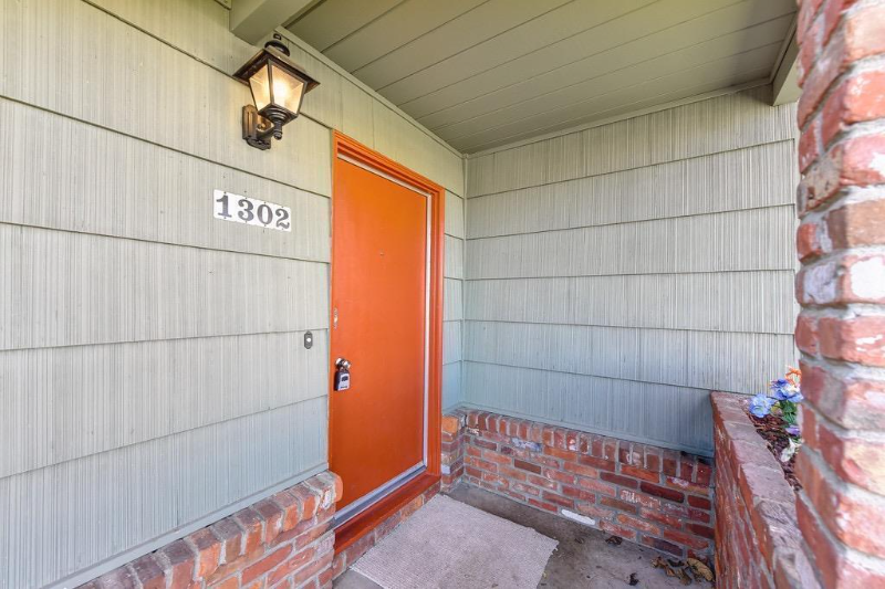 1302 Frances Dr - Photo 2 of 17