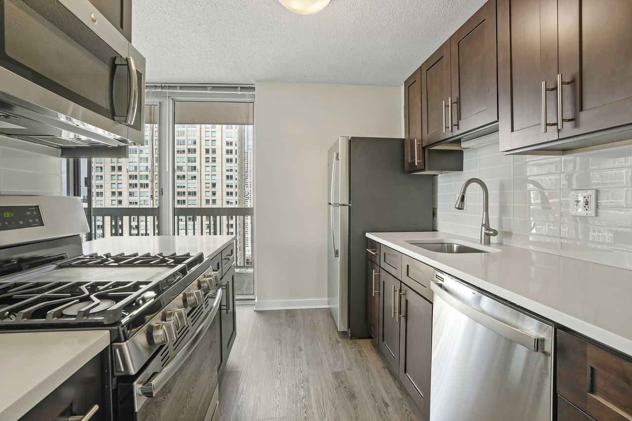 542 N State St - Photo 2 of 14