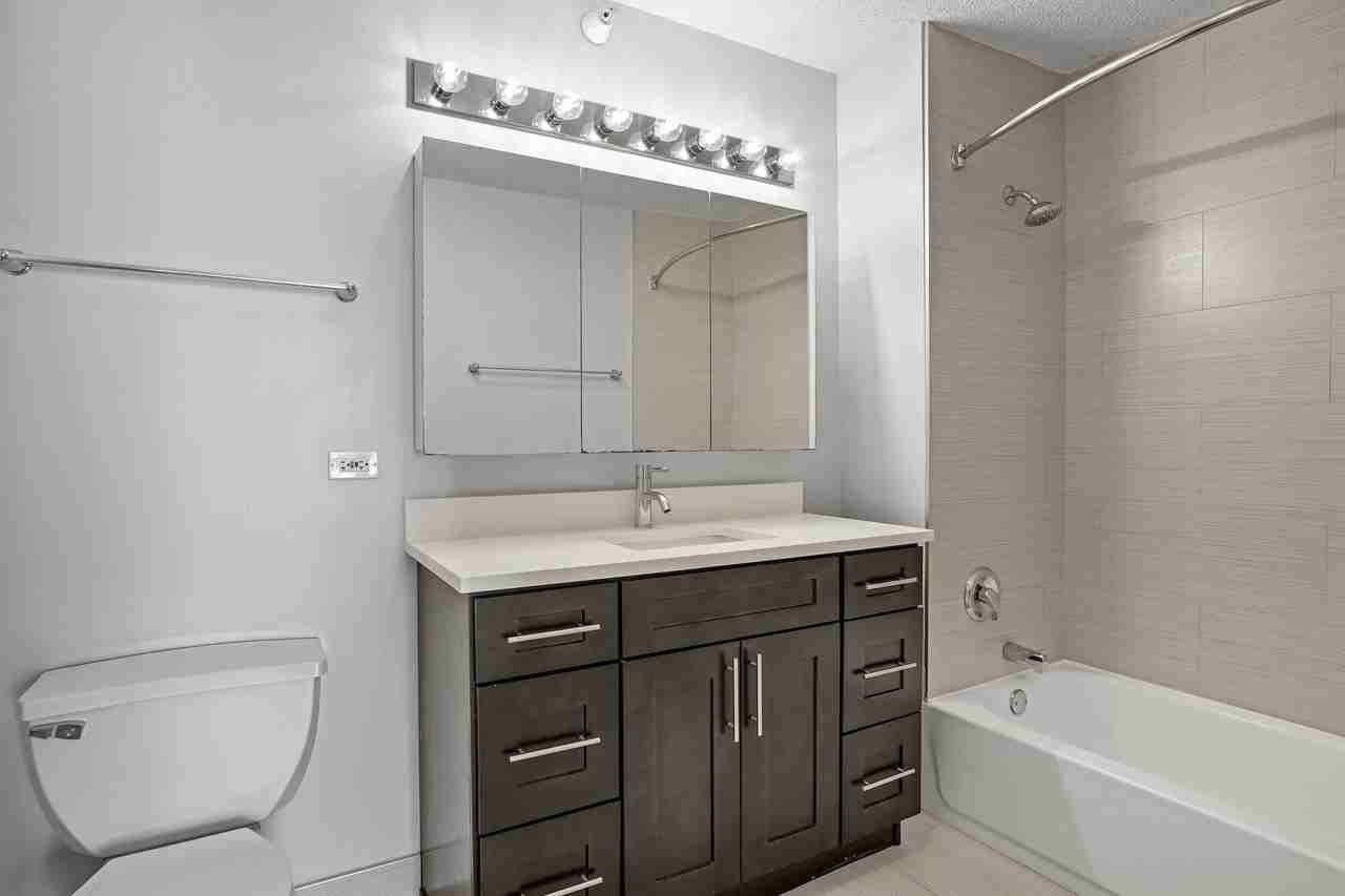 542 N State St - Photo 4 of 14