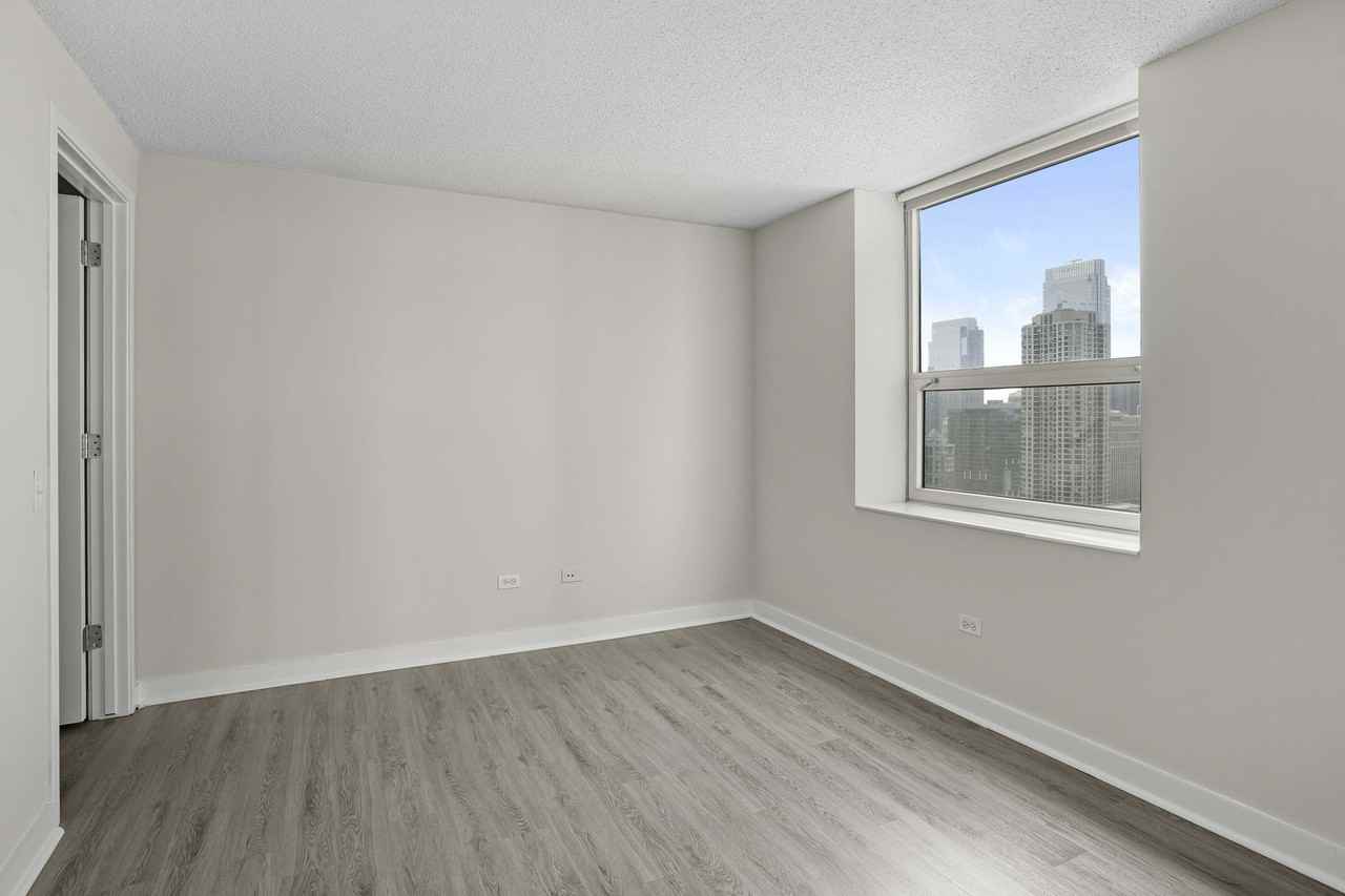 542 N State St - Photo 5 of 14