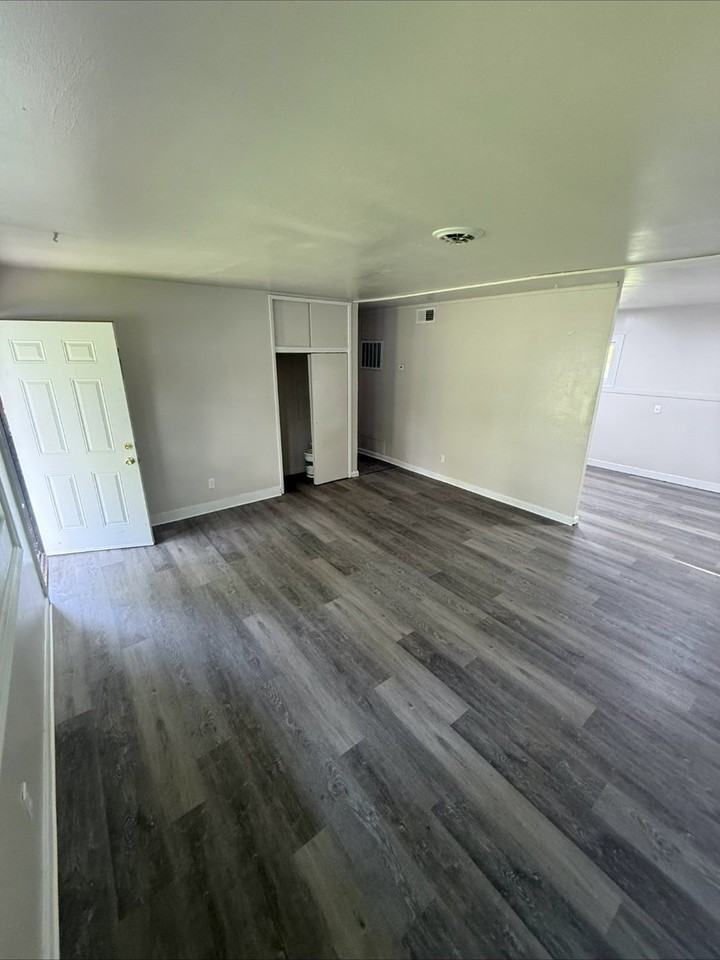 28 E Adams Dr