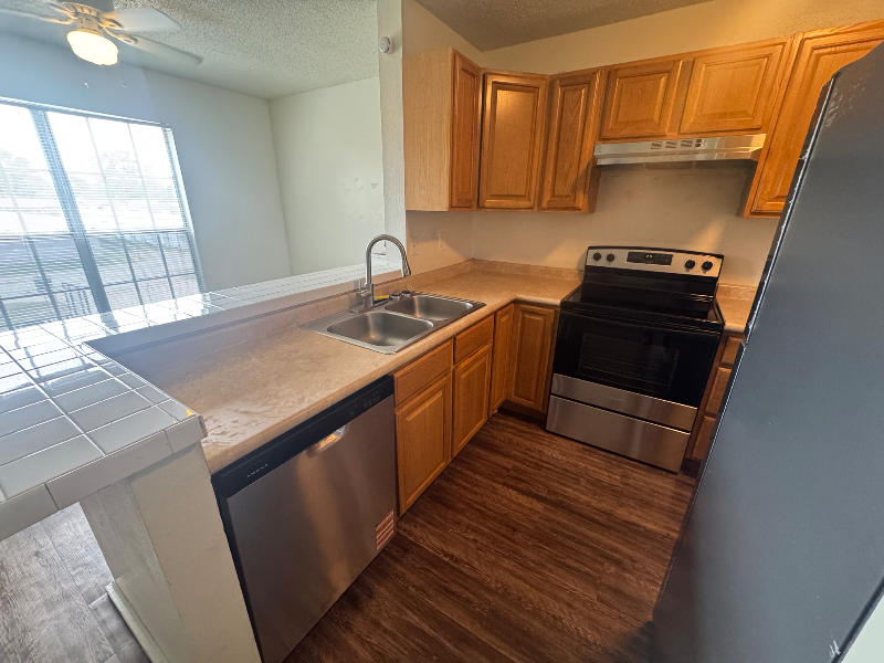 103 E Wells St #V - Photo 7 of 13