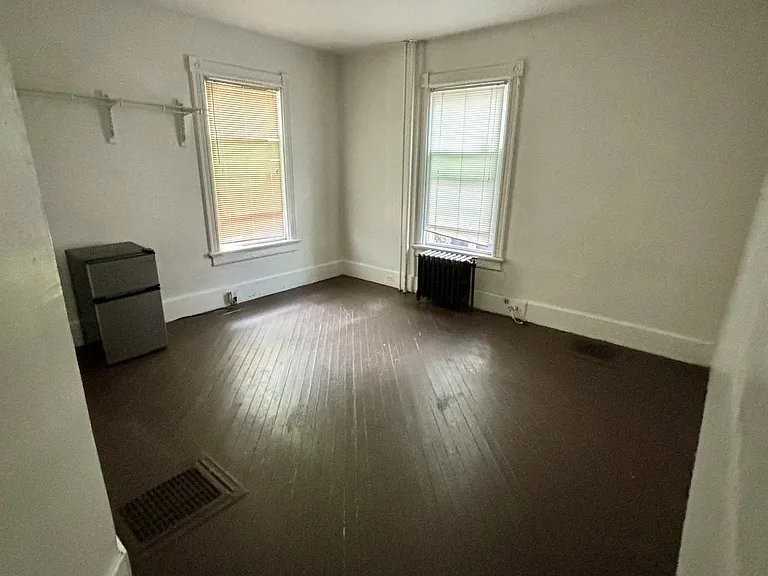 40 N Chestnut St - Photo 3 of 8