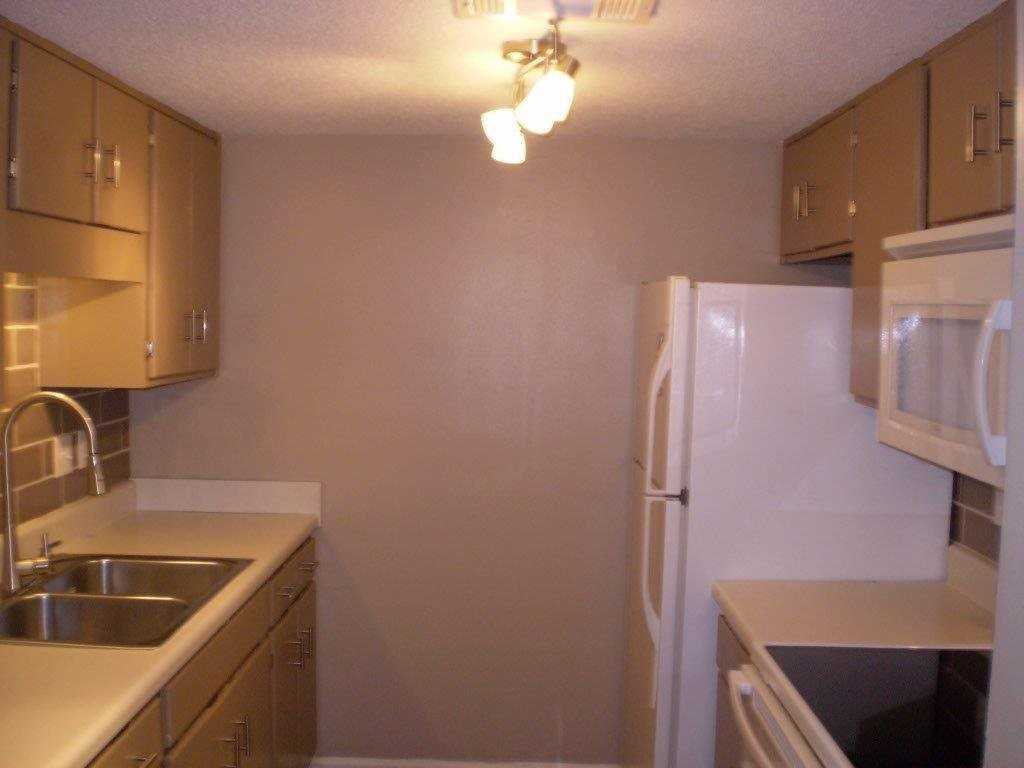 510 E Gillespie St #E28 - Photo 3 of 21