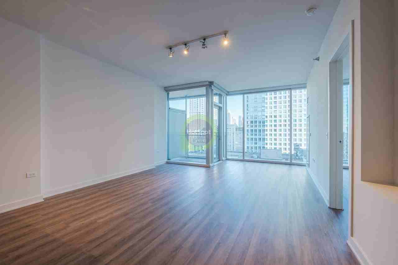 355 N Wells St - Photo 3 of 17