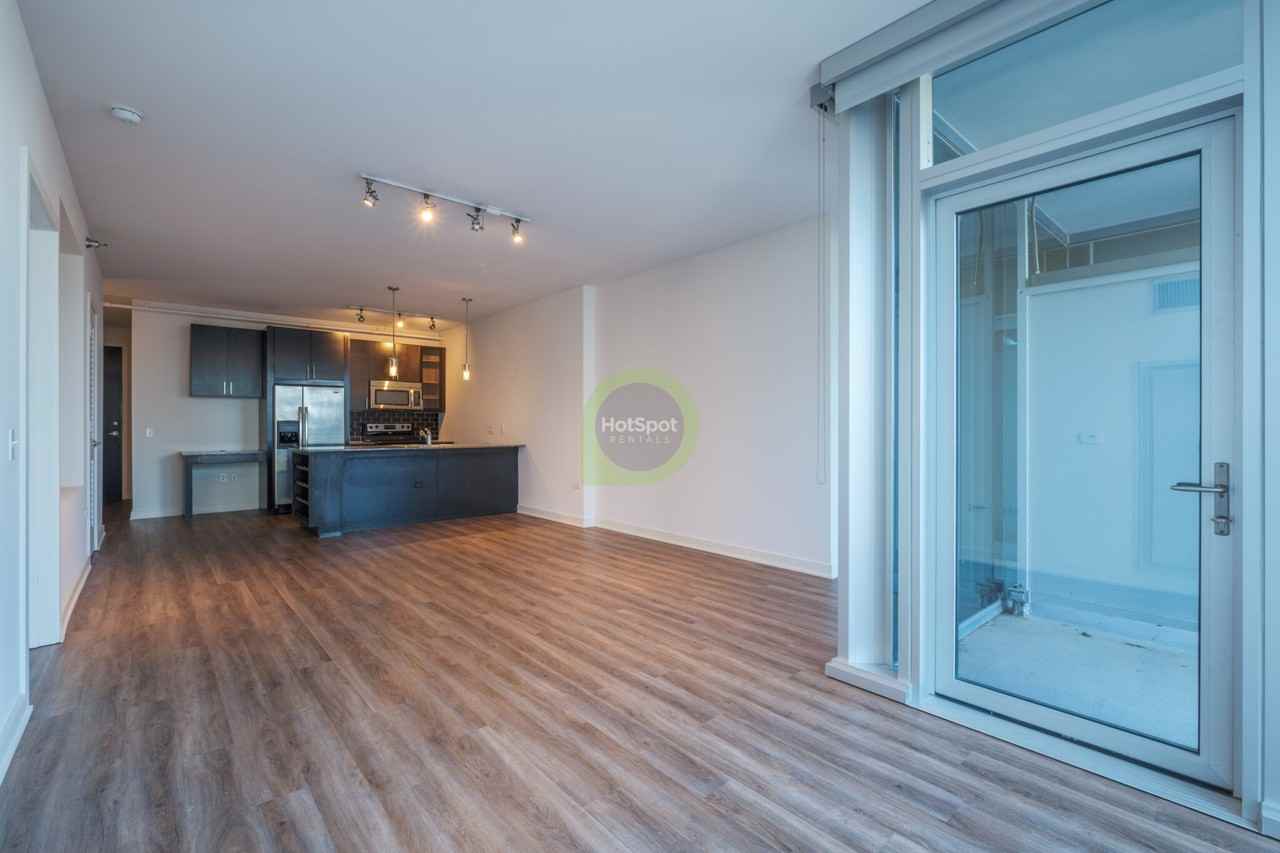 355 N Wells St - Photo 4 of 17