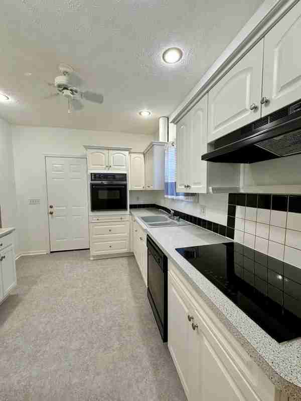 3059 Hanscom Blvd - Photo 4 of 19