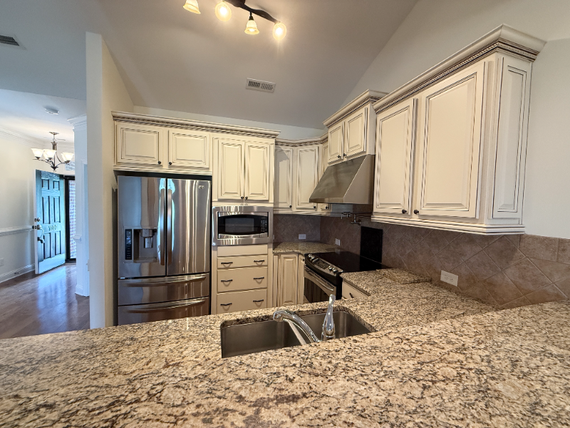 1102 Kinloch Dr - Photo 5 of 18