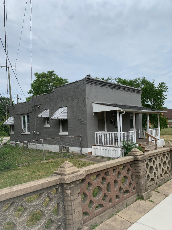 223 E 15th St - Photo 2 of 9