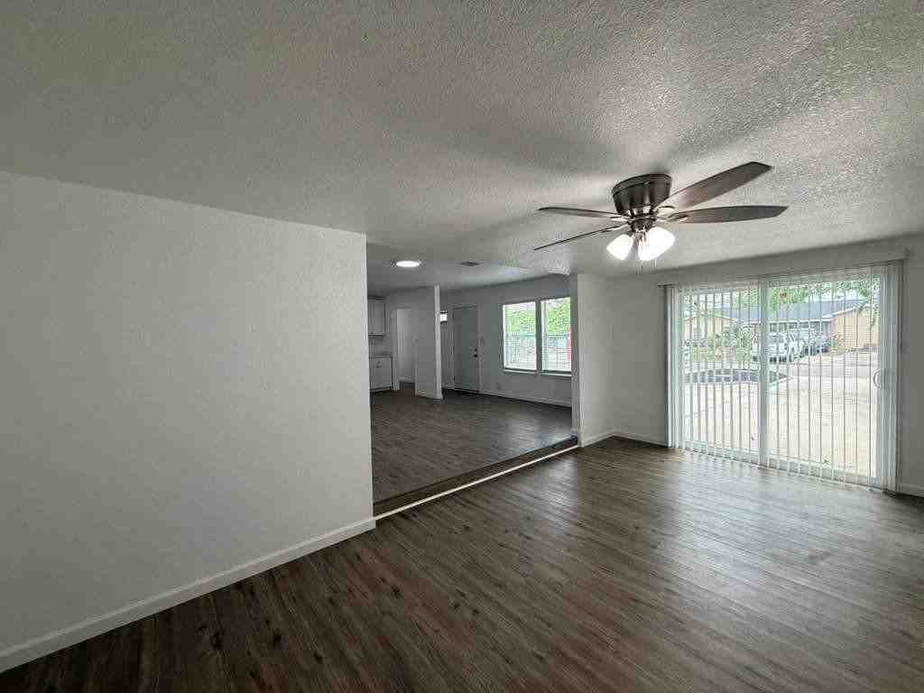 143 Huxley Dr - Photo 4 of 12