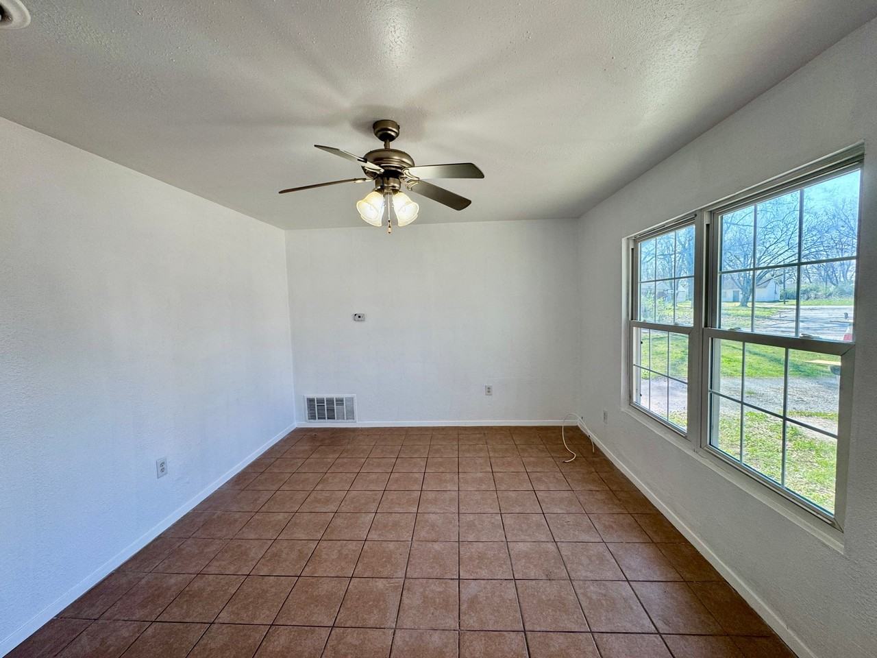 8 Louise Ln - Photo 4 of 8