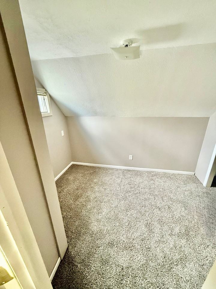 220 W 15th St - Photo 2 of 5