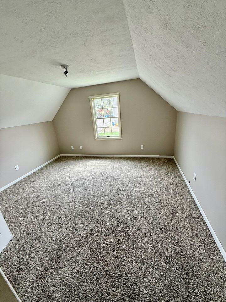 220 W 15th St - Photo 3 of 5