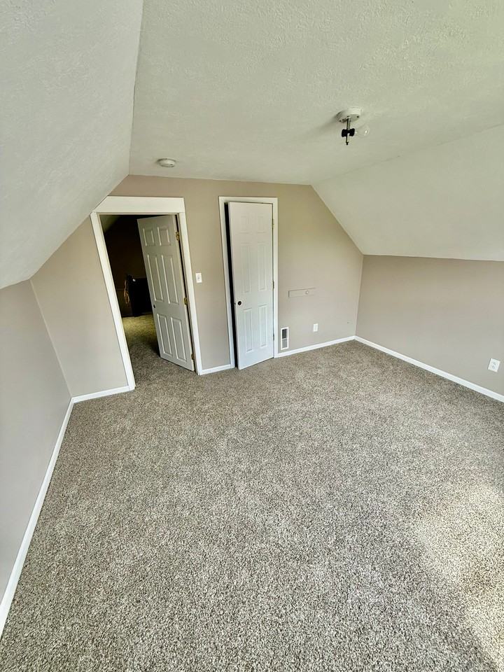 220 W 15th St - Photo 4 of 5