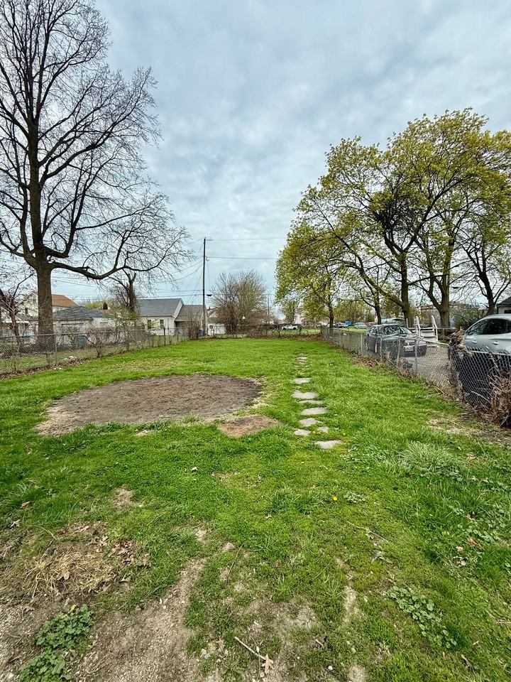 220 W 15th St - Photo 5 of 5