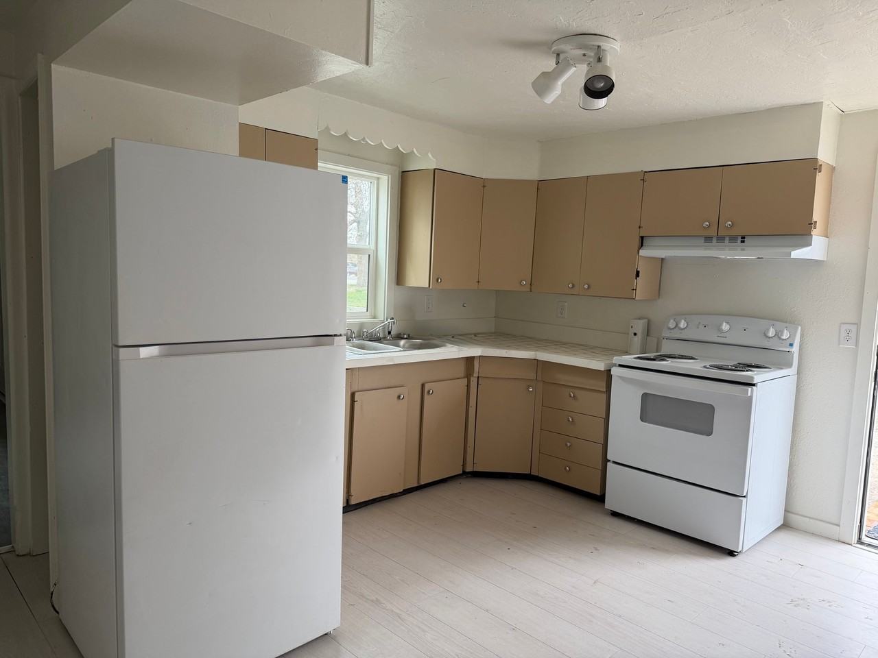 713 S Billings Blvd - Photo 4 of 18