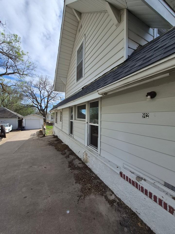 912 8th St - Photo 3 of 16